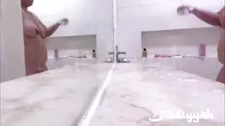 خيال حمام إباحي مع زوجة عربية ممتلئة وثدييها الضخمين