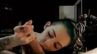 دور غريب لعب الأبنوس كاببي الحصول على خبطت من قبل السياحة الطبقية العليا