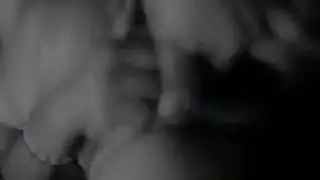 جينا فاليريا تستكشف الإباحية المكثفة بقضيب صلب يحرث مهبلها