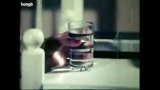 فتاة ترتدي نظارات تفتح ساقيها على مصراعيهما لممارسة جنس عنيف بقضيب اصطناعي