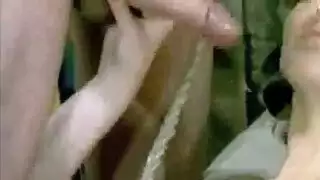 مراهقة تتعرى مع معجبتها المثلية لفيلم إباحي صريح