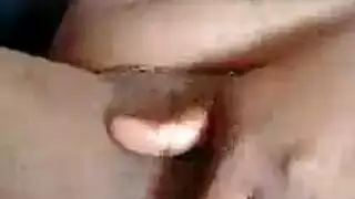 سمراء وقحة تأخذ قذفتين أثريتين في أوgy مليئة بالسائل المنوي