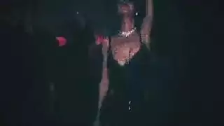 إلهة ذات أثداء كبيرة تسيطر على مراهقة صغيرة في مشهد إباحي