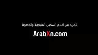 تمثيل دور زوجة الأب: أم مثيرة غاضبة تنك ابن زوجها بقوة