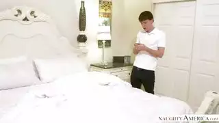 البنت تركب على زب ابوها في مشاهدة التلفاز امام امها