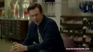 فتاة وقحة تبرز ثدييها المشدودين