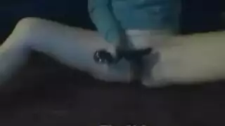  مسجلة على الشريط: علاقة ثلاثية لمراهقات في مرآب السيارات