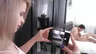 شقراء ضئيلة تمتلئ مؤخرتها الضيقة بقضيب كبير، تصل إلى النشوة