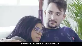 سكس خوات يدرب اخته وصديقتها اليوغا ويدهن كس بالزيت