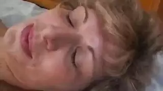 أمير شاب وفتاة شقراء في جنس جماعي شرجي صريح