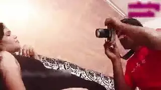 ممثلة تعبث بثدييها أثناء ممارسة الجنس بوضعية الفارسة الشديدة