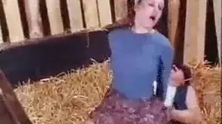 رجلين يغتصبان مره في المزرعة وينكيناها