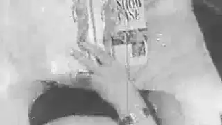 مص خفي: الزوجة الراكعة تبلع قضيب زوجها