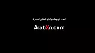 عاهرة خاضعة تستمتع بالحلق العميق والقذف على الوجه