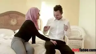 المراهقة الساخنة تتناك مع زوج أمها حتي يقذف حلبيه في كسها صغير
