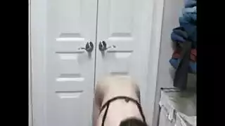 تبلغ ذروتها بقوة وهي تحاكي فعلها الجنسي المفضل