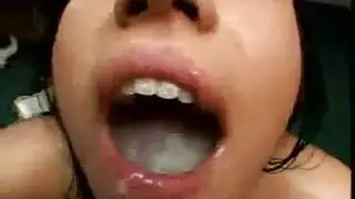 مص قضيب جماعي: عدة قذف في فمها الجشع