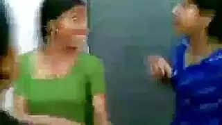 جلسة دراسة مثيرة: هؤلاء الطالبات يحبّن القضيب