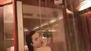 تحصل على فتحة شرجها الضيقة محشوة بعد الانتشار، وتقذف بشدة