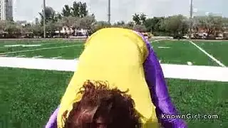 بورن مبلل في المرحاض: لسان يمارس الجنس مع الكس وإصبع في شرج ضيق