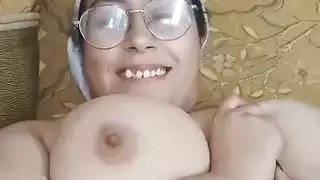 نيك شرموطة بنظارة ام بزاز جامد