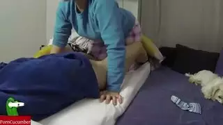  مص القضيب عند الفجر، ثم يضرب فرجها الرطب بقوة