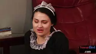 هيمنة قاسية: خادمة مرتدية الجوارب تُقارب النشوة وتمارس الجنس مع رئيسها اليائس