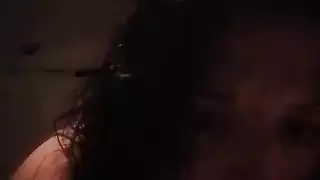 فمها ولسانها الخبيران يعملان على قضيبه الأبيض السميك
