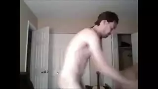 حركة كس الفتاة السمراء الصغيرة المتقطر وحلماتها المنتصبة