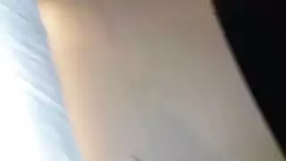 تختنق رغبةً فيه: تمتص قضيبًا عملاقًا بجنون حتى يقذف