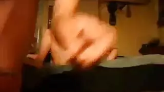 الملابس الداخلية المضحكة لا تخفي فرجها الآسيوي المبلل