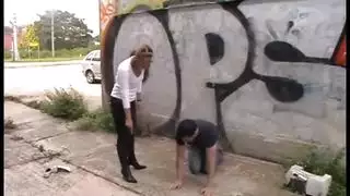 عاهرة كرتونية تُملأ بديلدو خضار