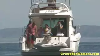 ممارسون أوروبيون جامحون: ممارسة جماعية على الشاطئ وصلت للهوس