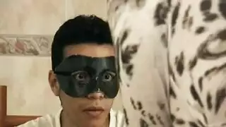 قميص النوم يرتفع أثناء وضعية الكلب المثيرة في المطبخ