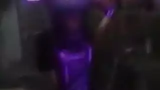 الزوجة العربية المتسللة تقدم رقصة إباحية قبل جلسة سكس قاسية