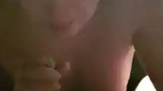 شقراء ساخنة ذات ثدي مثالي تمارس الجنس بمؤخرتها الضيقة في حفرة ضيقة