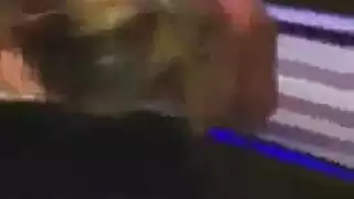 ‫شقراء سمراء تقدم مشهدًا إباحيًا صريحًا مع قضيب أسود وحشي‬