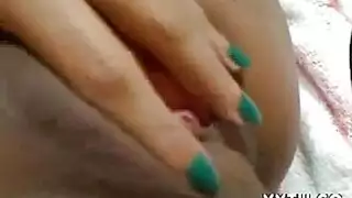 إباحية عزبوية: تداعب شرجها وتمص أصابعها حتى تنظفها