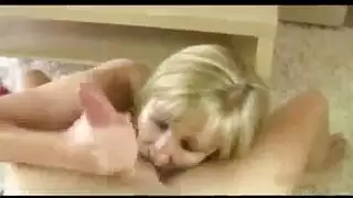 الابن يشاهد أمه تحلق فرجها المبلل بإباحية