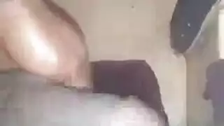 عاهرة مثقوبة بوجه جميل تملأ جميع ثقوبها