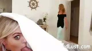 تمص لصيقها وهي تحت الغطاء