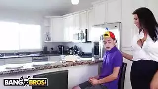 نيكول فوكس ذات الصدر الكبير تتوسل للحصول على قذف عميق في الشرج