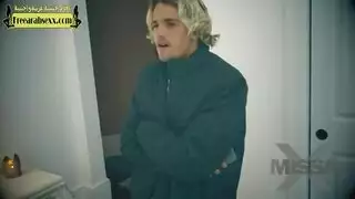 الاخت تغار من صديقتها على اخوها وتجعله ينيكها