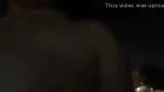 خضوع عاري: أصابع النجوم تتفقد فتحات مبللة في مشهد إكس إكس إكس