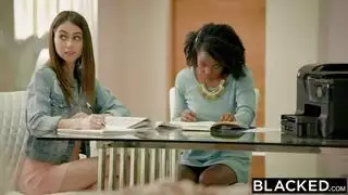 قضيب أسود ضخم يدمر فتحة الفتاة الصغيرة