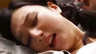 جالسه أمام اهلها