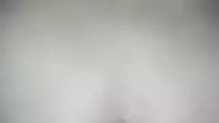 يراقب فاتنة راندي على طاولة تدليك، بدلا من وجود علاج تدليك