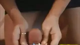 عاهرة الجوارب السوداء يتم إصبع كسها الضيق قبل أن تتعمق في مص قضيب أسود كبير