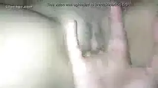 مراهقة صغيرة تلمس نفسها قبل مشهد جنس صعب