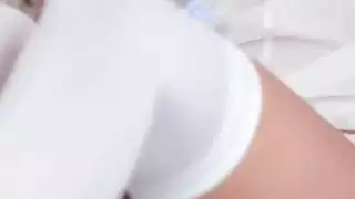 شقراء هاوية تُحشى بلعبة جلدية